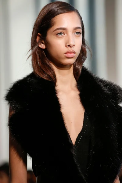 Look 16